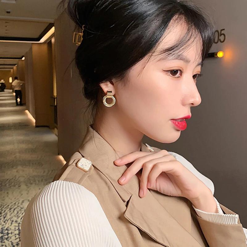 Schillernde Ohrringe mit mehreren Creolen-Anhängern in Metallic-Gold