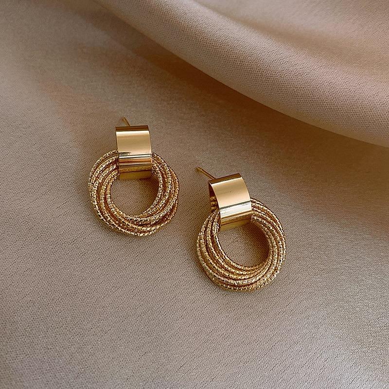 Schillernde Ohrringe mit mehreren Creolen-Anhängern in Metallic-Gold