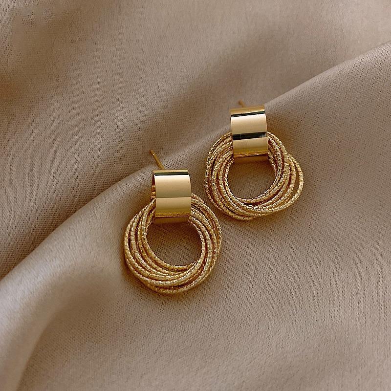 Schillernde Ohrringe mit mehreren Creolen-Anhängern in Metallic-Gold