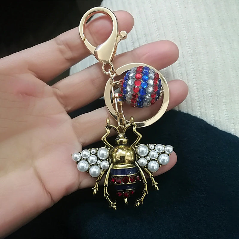 Schillernde Bienenkönigin-Schmuckkollektion mit Perlenakzenten
