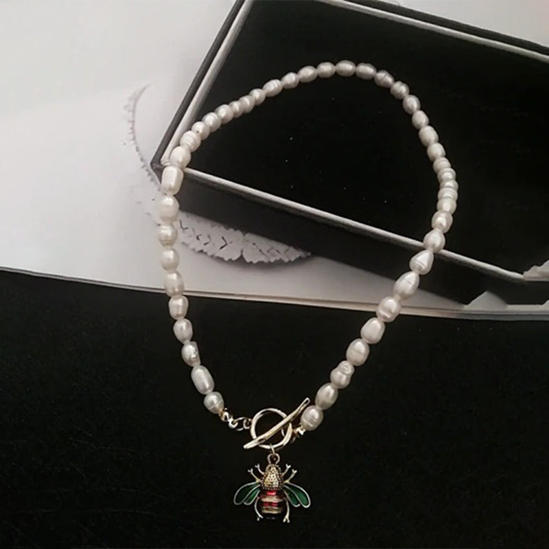 Schillernde Bienenkönigin-Schmuckkollektion mit Perlenakzenten