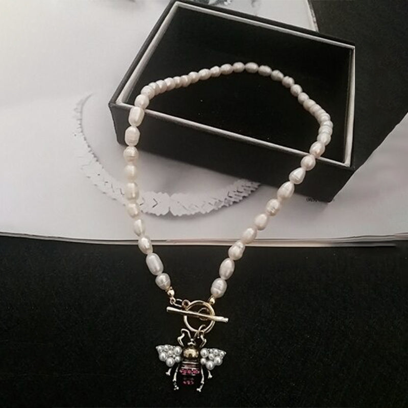 Schillernde Bienenkönigin-Schmuckkollektion mit Perlenakzenten