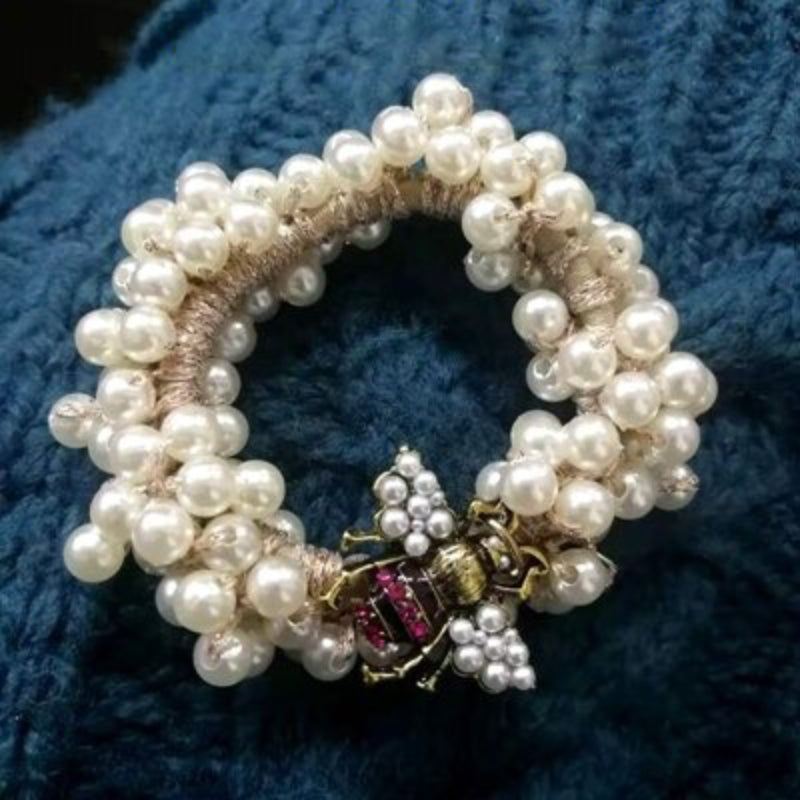 Schillernde Bienenkönigin-Schmuckkollektion mit Perlenakzenten