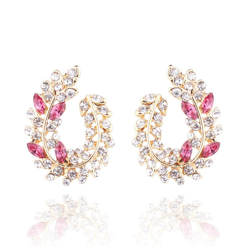 Schillernde, mit Strasssteinen besetzte Ohrstecker aus Acryl in Blattform