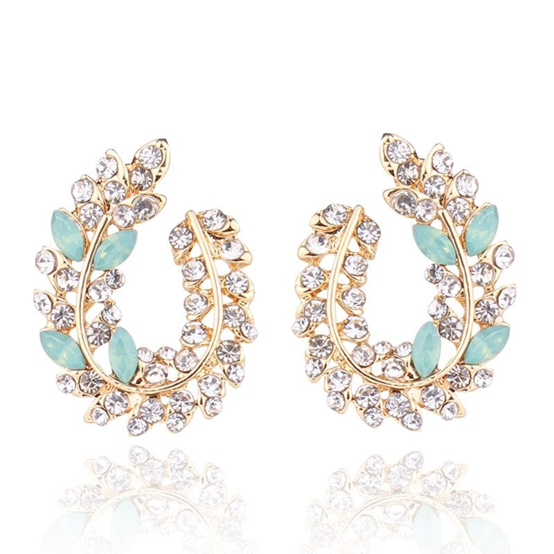 Schillernde, mit Strasssteinen besetzte Ohrstecker aus Acryl in Blattform