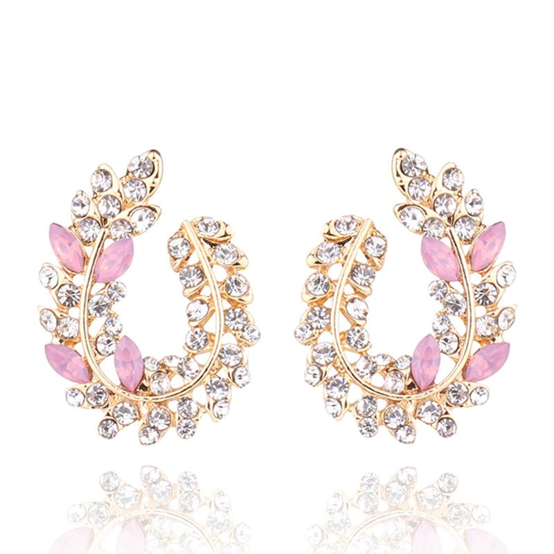 Schillernde, mit Strasssteinen besetzte Ohrstecker aus Acryl in Blattform