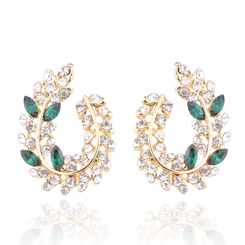 Schillernde, mit Strasssteinen besetzte Ohrstecker aus Acryl in Blattform