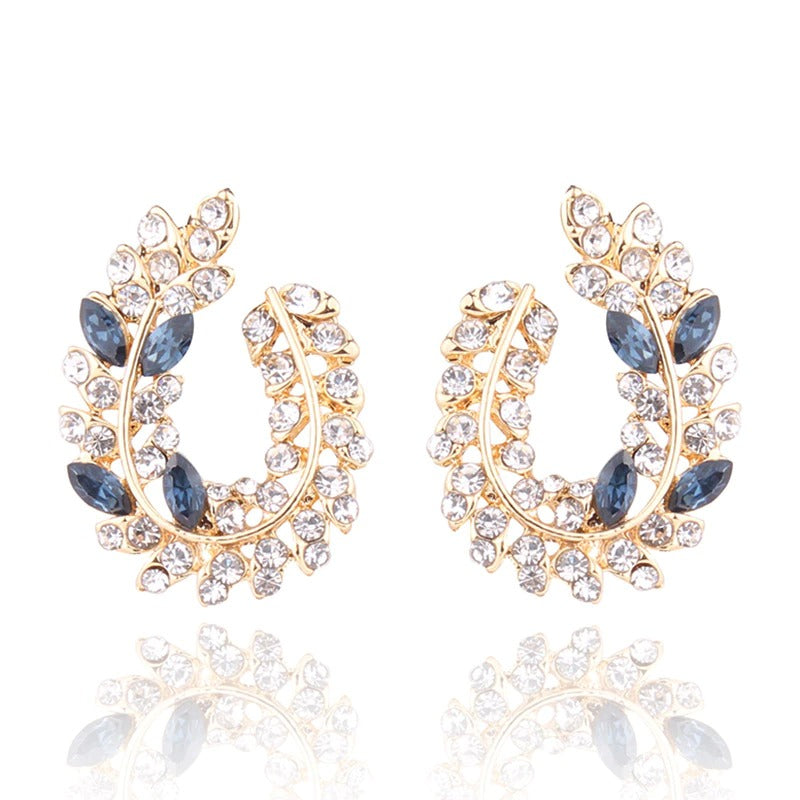 Schillernde, mit Strasssteinen besetzte Ohrstecker aus Acryl in Blattform