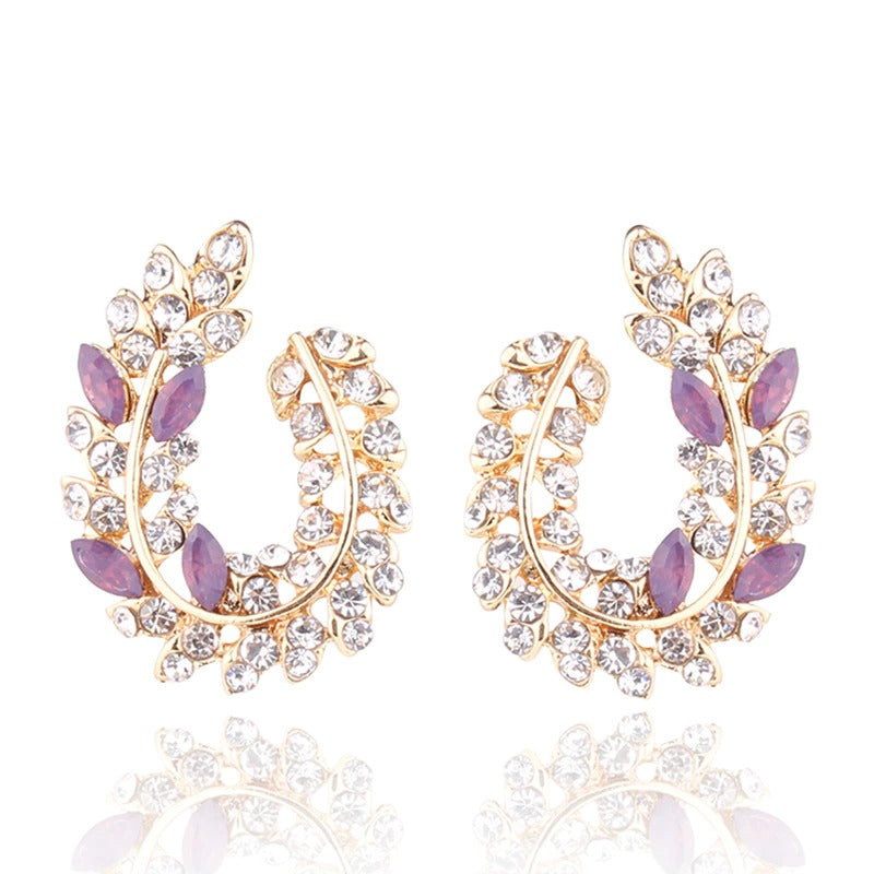 Schillernde, mit Strasssteinen besetzte Ohrstecker aus Acryl in Blattform