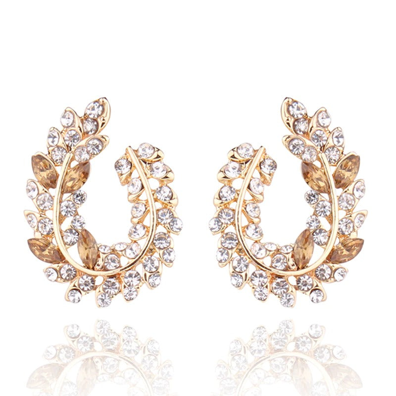 Schillernde, mit Strasssteinen besetzte Ohrstecker aus Acryl in Blattform