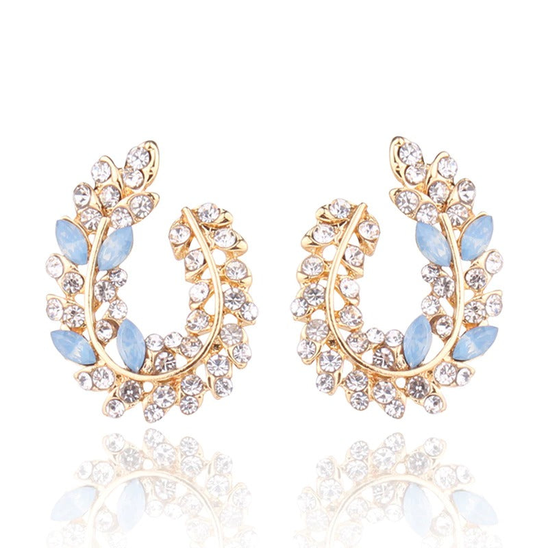 Schillernde, mit Strasssteinen besetzte Ohrstecker aus Acryl in Blattform