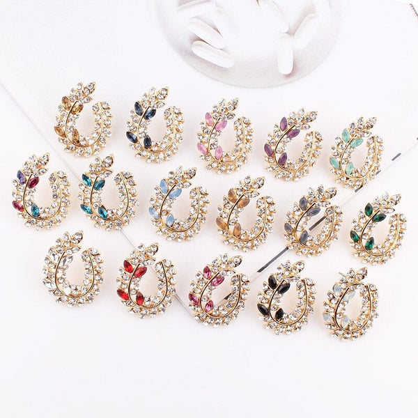 Schillernde, mit Strasssteinen besetzte Ohrstecker aus Acryl in Blattform