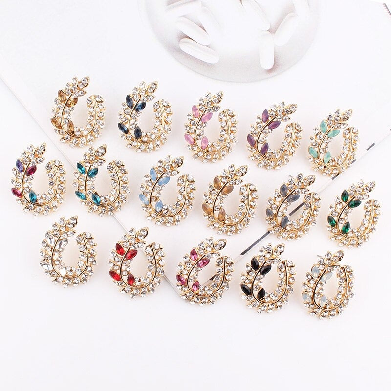 Schillernde, mit Strasssteinen besetzte Ohrstecker aus Acryl in Blattform