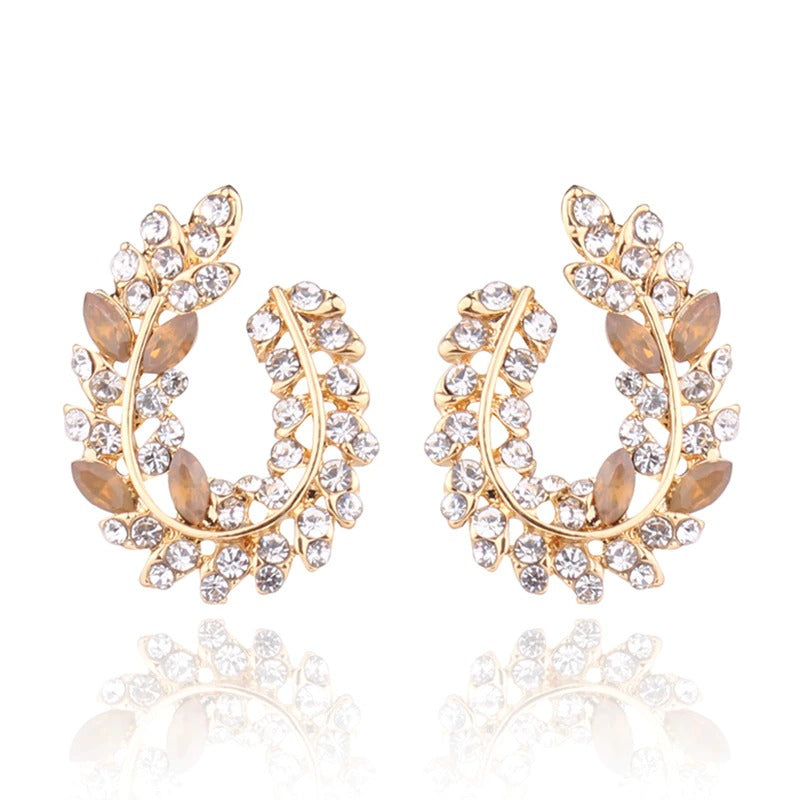 Schillernde, mit Strasssteinen besetzte Ohrstecker aus Acryl in Blattform