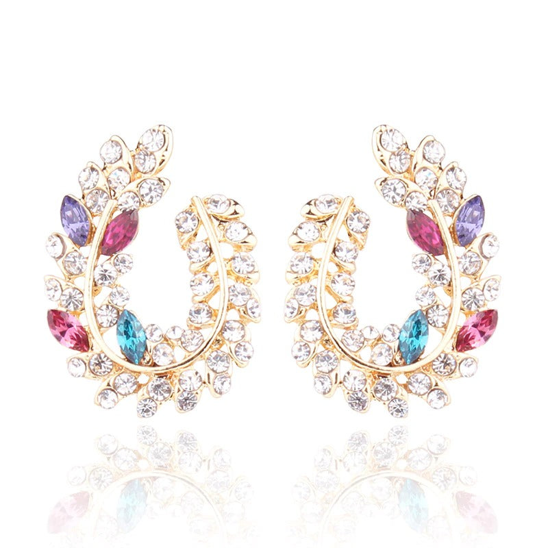 Schillernde, mit Strasssteinen besetzte Ohrstecker aus Acryl in Blattform