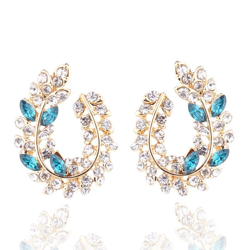 Schillernde, mit Strasssteinen besetzte Ohrstecker aus Acryl in Blattform