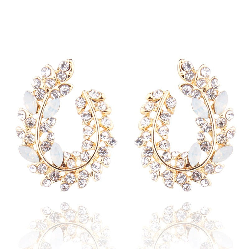 Schillernde, mit Strasssteinen besetzte Ohrstecker aus Acryl in Blattform