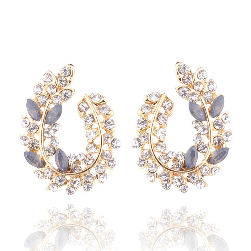 Schillernde, mit Strasssteinen besetzte Ohrstecker aus Acryl in Blattform