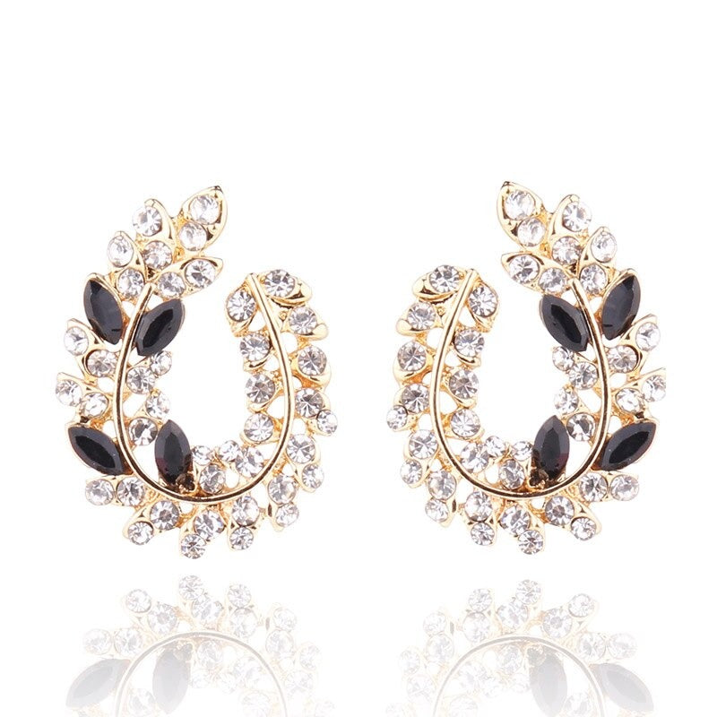 Schillernde, mit Strasssteinen besetzte Ohrstecker aus Acryl in Blattform