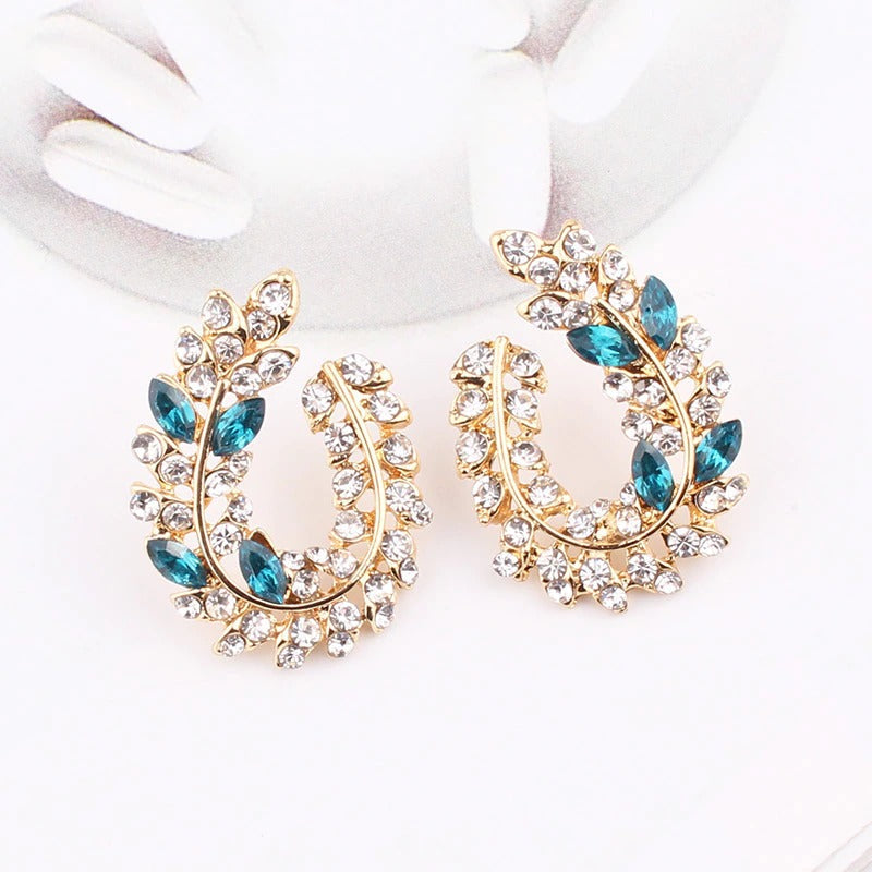 Schillernde, mit Strasssteinen besetzte Ohrstecker aus Acryl in Blattform