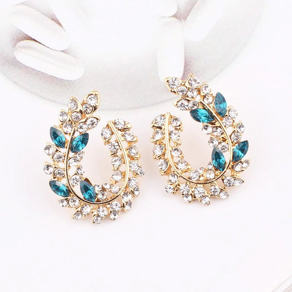 Schillernde, mit Strasssteinen besetzte Ohrstecker aus Acryl in Blattform