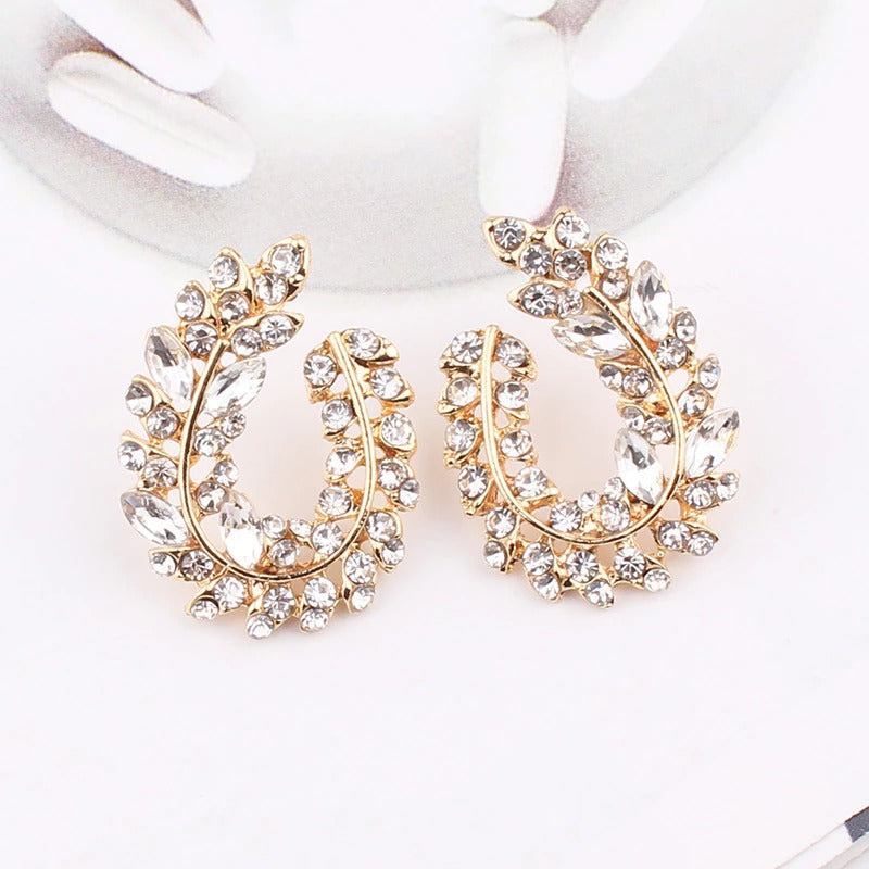 Schillernde, mit Strasssteinen besetzte Ohrstecker aus Acryl in Blattform