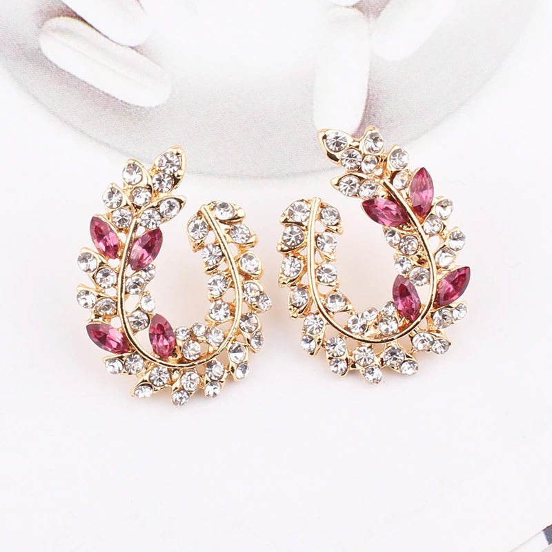 Schillernde, mit Strasssteinen besetzte Ohrstecker aus Acryl in Blattform