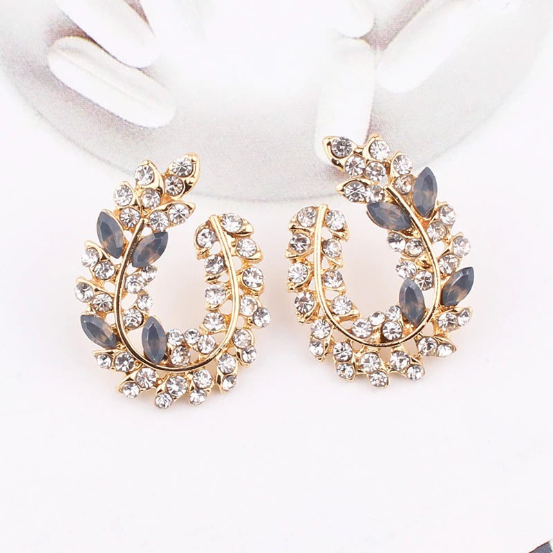 Schillernde, mit Strasssteinen besetzte Ohrstecker aus Acryl in Blattform