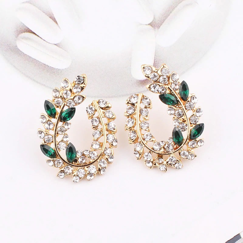 Schillernde, mit Strasssteinen besetzte Ohrstecker aus Acryl in Blattform