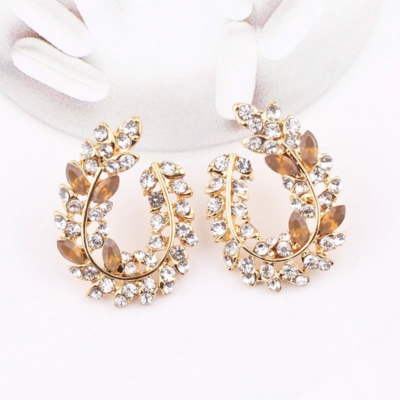 Schillernde, mit Strasssteinen besetzte Ohrstecker aus Acryl in Blattform