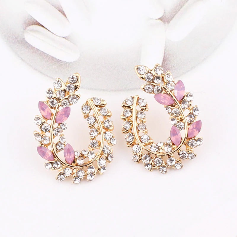 Schillernde, mit Strasssteinen besetzte Ohrstecker aus Acryl in Blattform