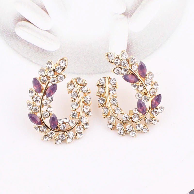 Schillernde, mit Strasssteinen besetzte Ohrstecker aus Acryl in Blattform