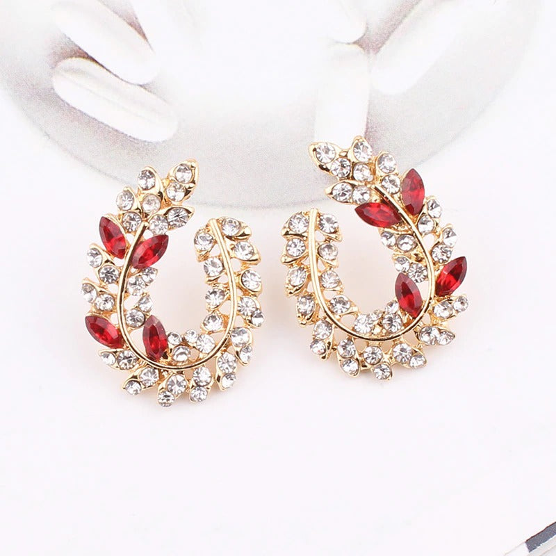 Schillernde, mit Strasssteinen besetzte Ohrstecker aus Acryl in Blattform