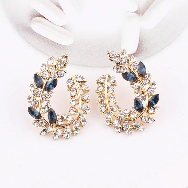 Schillernde, mit Strasssteinen besetzte Ohrstecker aus Acryl in Blattform