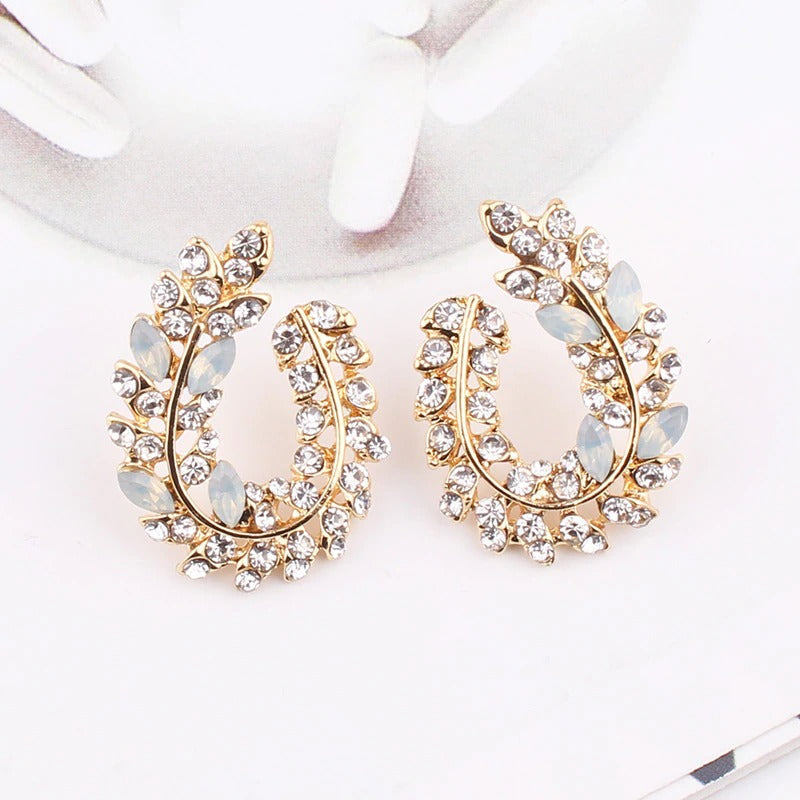 Schillernde, mit Strasssteinen besetzte Ohrstecker aus Acryl in Blattform