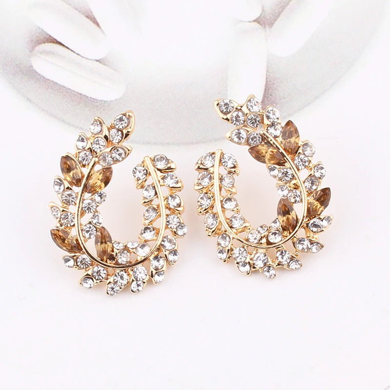 Schillernde, mit Strasssteinen besetzte Ohrstecker aus Acryl in Blattform