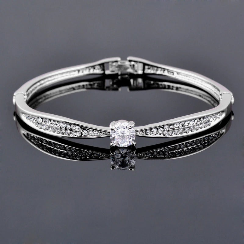 Schillernde runde Armreifen mit Zirkonia