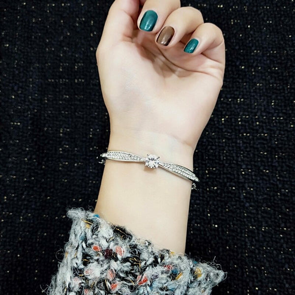 Schillernde runde Armreifen mit Zirkonia