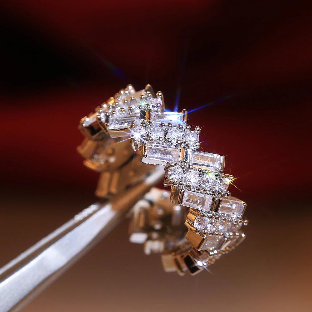 Schillernder Ring mit Zirkoniasteinen