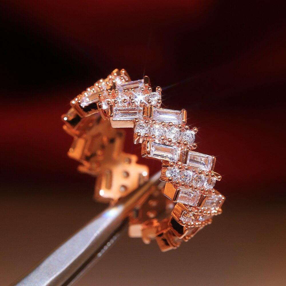 Schillernder Ring mit Zirkoniasteinen