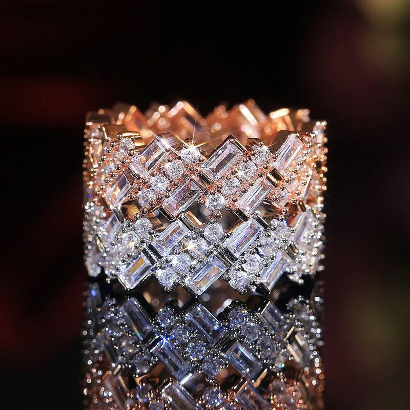 Schillernder Ring mit Zirkoniasteinen