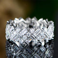 Schillernder Ring mit Zirkoniasteinen