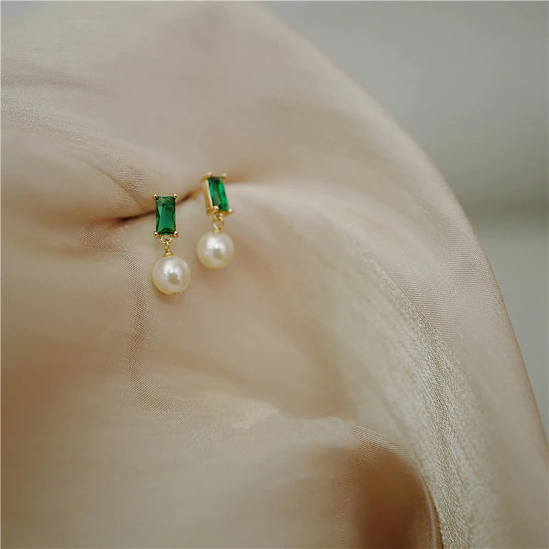 Zarte grüne Smaragd inspirierte Perlenohrstecker