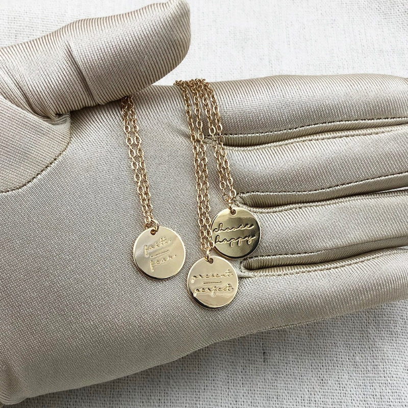 Zarte Halskette mit inspirierendem Scheibenanhänger