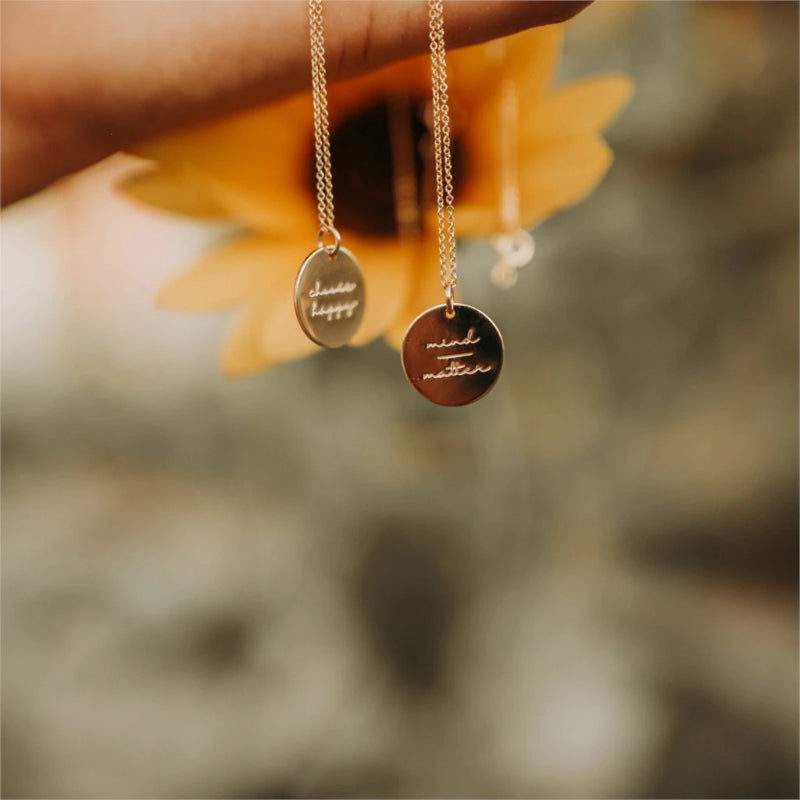 Zarte Halskette mit inspirierendem Scheibenanhänger