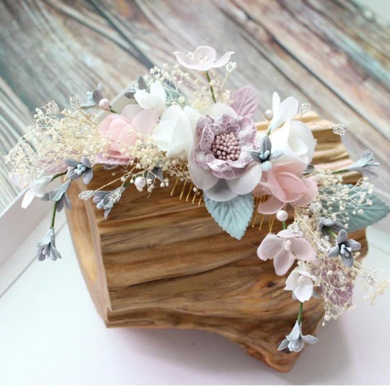 Zartes pastellfarbenes Blumen-Kopfstück