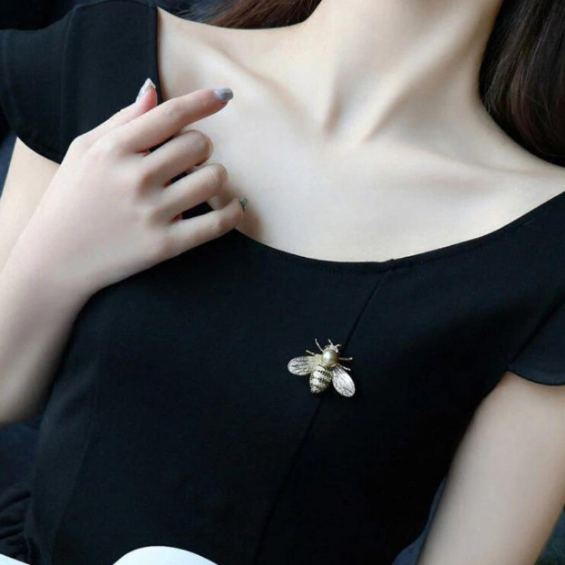 Zarte, mit Strasssteinen besetzte Honigbienen-Perlenbrosche