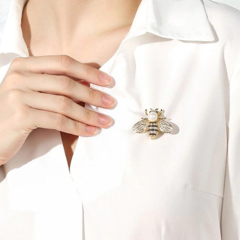 Zarte, mit Strasssteinen besetzte Honigbienen-Perlenbrosche