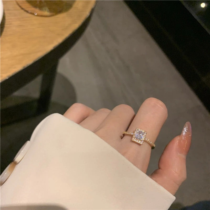 Zarter quadratischer Zirkonring