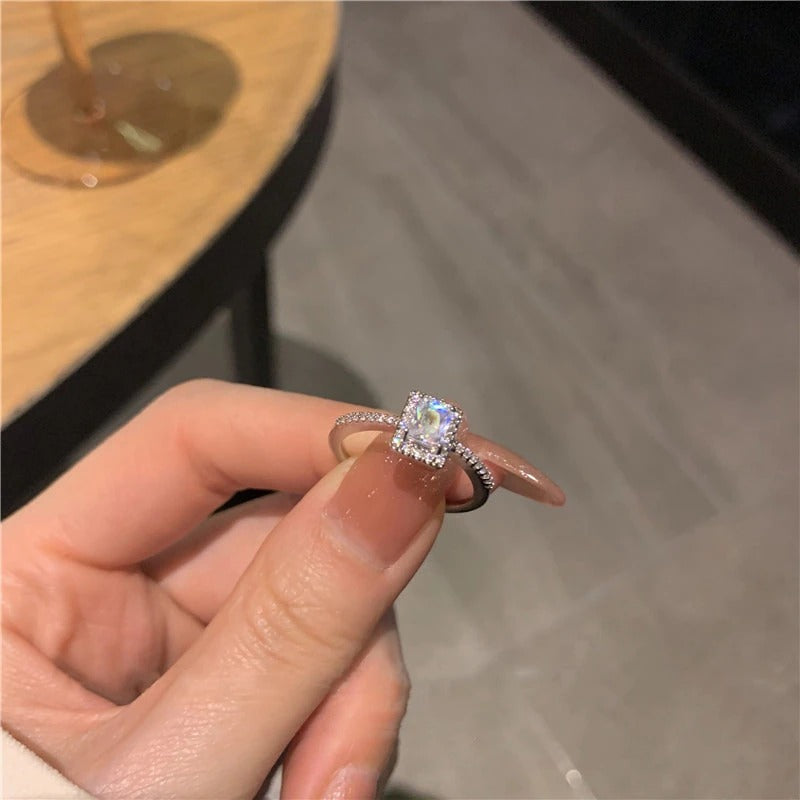 Zarter quadratischer Zirkonring